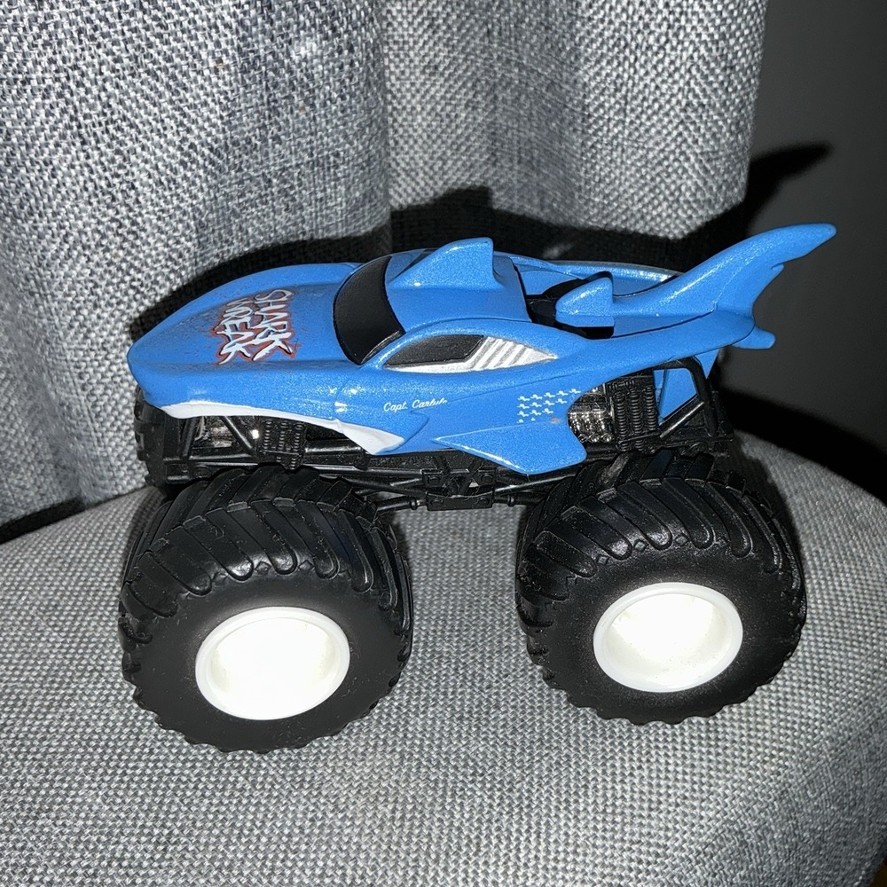 Hot‎ Wheels Monster Jam SHARK WREAK Truck 1:64